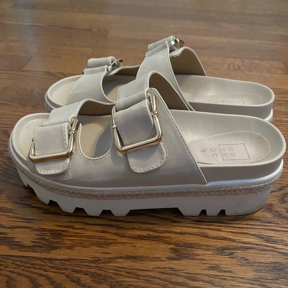 Like new, slip on nude sandals!